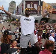 欧博会员登录- 独行侠球迷在美航中心外放棺材 